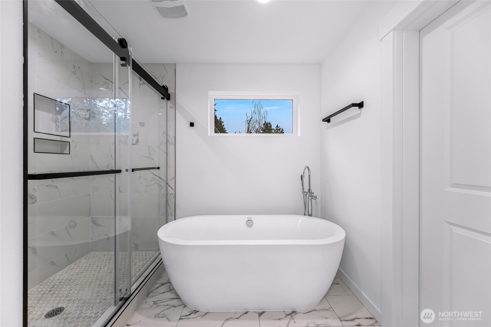 511 West 2nd Street Cle Elum, WA 98922 - Photo 30 of 35 a bathroom with a bathtub and shower