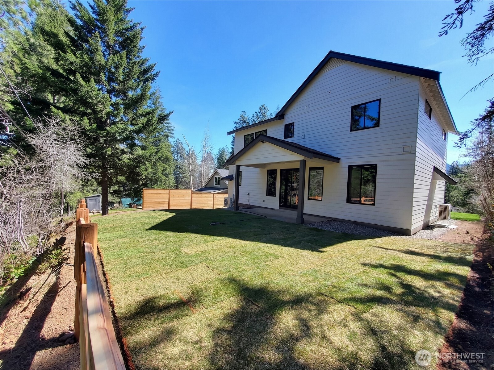 511 West 2nd Street Cle Elum, WA 98922 - Photo 5 of 35 a front view of house with yard and trees in the background