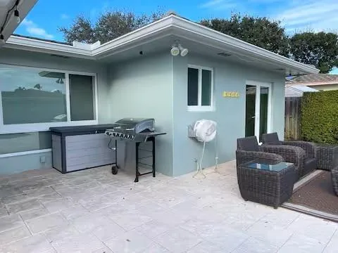 a view of a house with a backyard and a tub