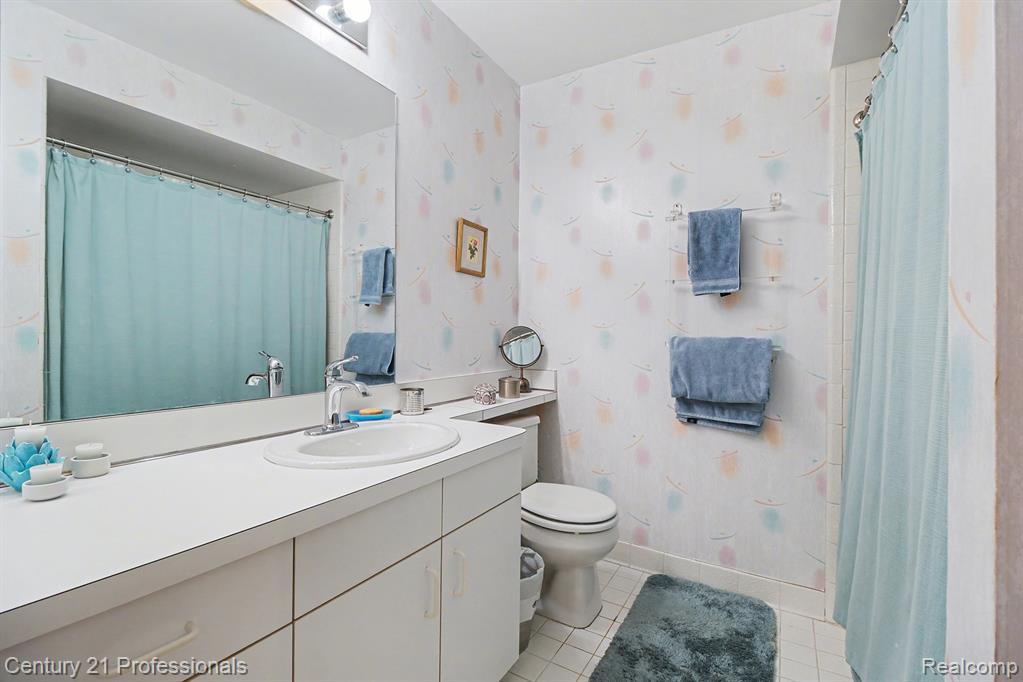 6680 Ridgefield Circle West Bloomfield, MI 48322 - Photo 16 of 24
