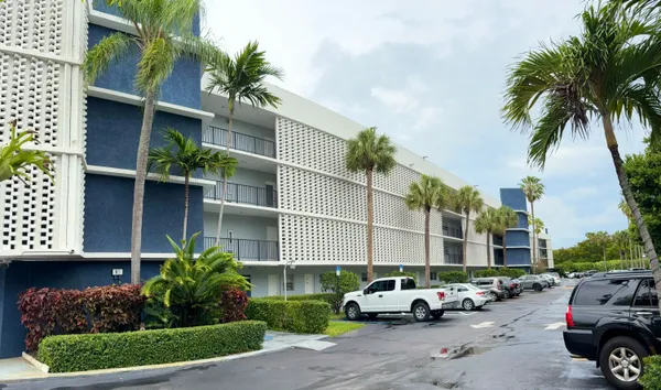 $2,200 | 877 Northeast 195th Street, Unit 320, Miami, FL 33179