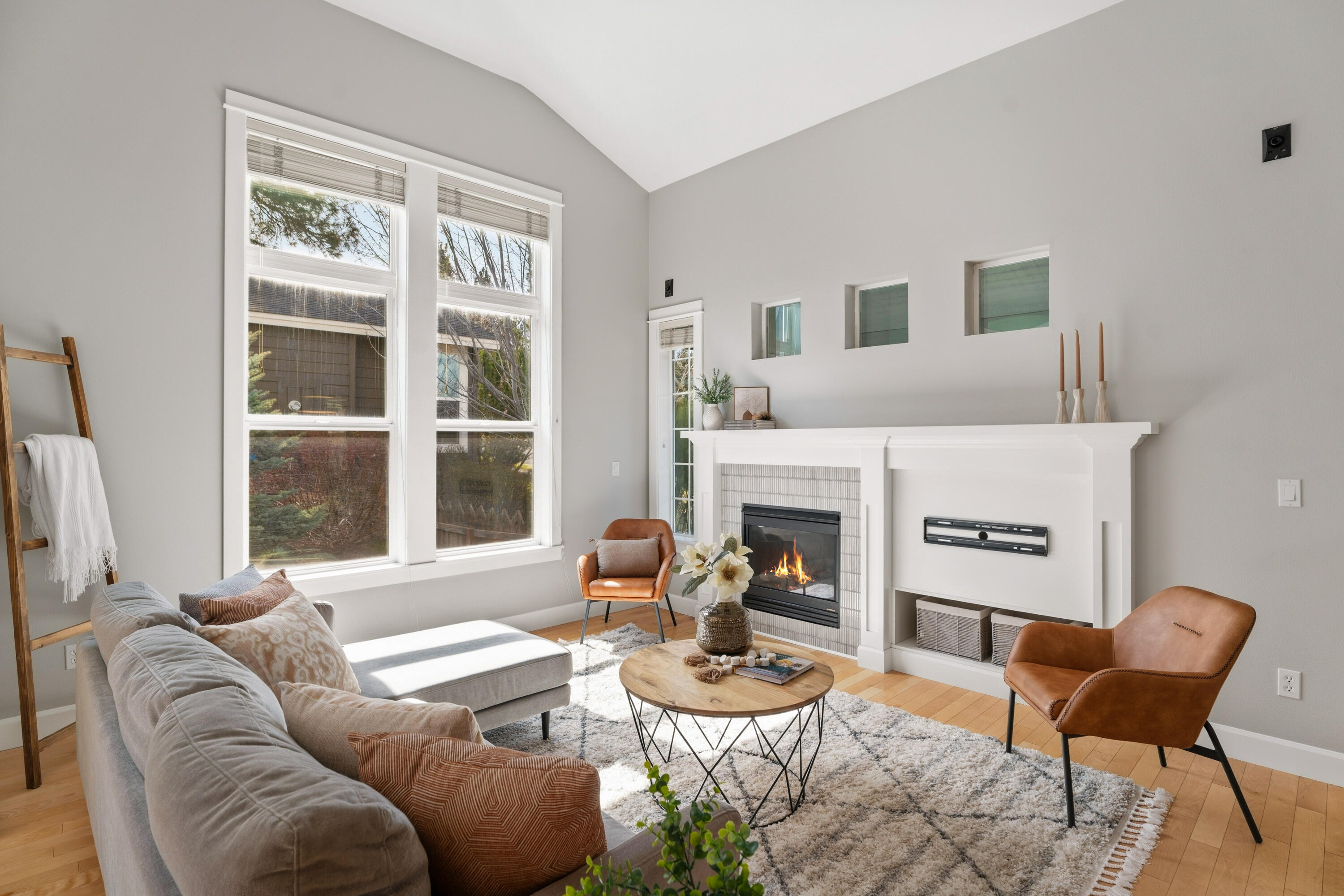 61425 Davis Lake Loop Bend, OR 97702 - Photo 5 of 51 39-Living Room
