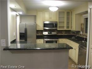 36936 Ridgedale Court Farmington Hills, MI 48331 - Photo 2 of 16