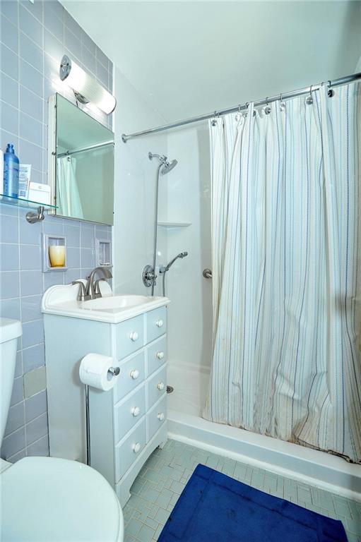 4625 Fifth Avenue, Unit 211 Pittsburgh, PA 15213 - Photo 14 of 14 a bathroom with a sink double vanity and a mirror
