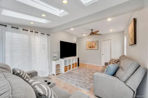 $599,000 | 5 Washington Avenue, East Islip, NY 11730