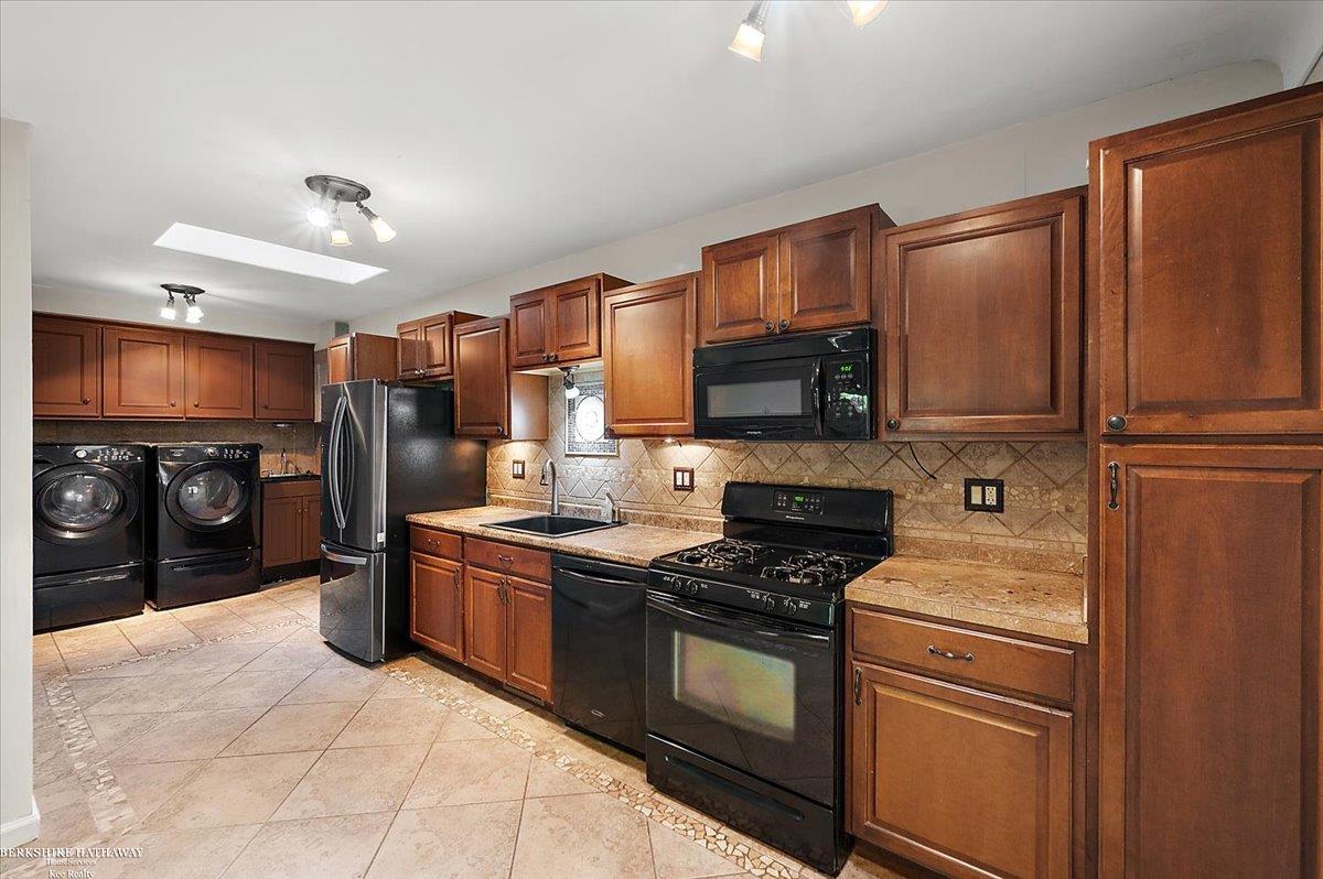5381 Howe Street Shelby, MI 48317 - Photo 13 of 47