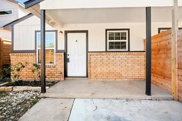 $1,600 | 1115 Brookswood Avenue, Unit B, Austin, TX 78721