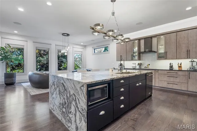 $675,000 | 120 Knights Bridge Lane, Edwardsville, IL 62025