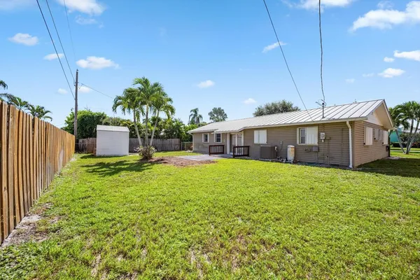 $3,300 | 8053 Southeast Carlton Street, Hobe Sound, FL 33455