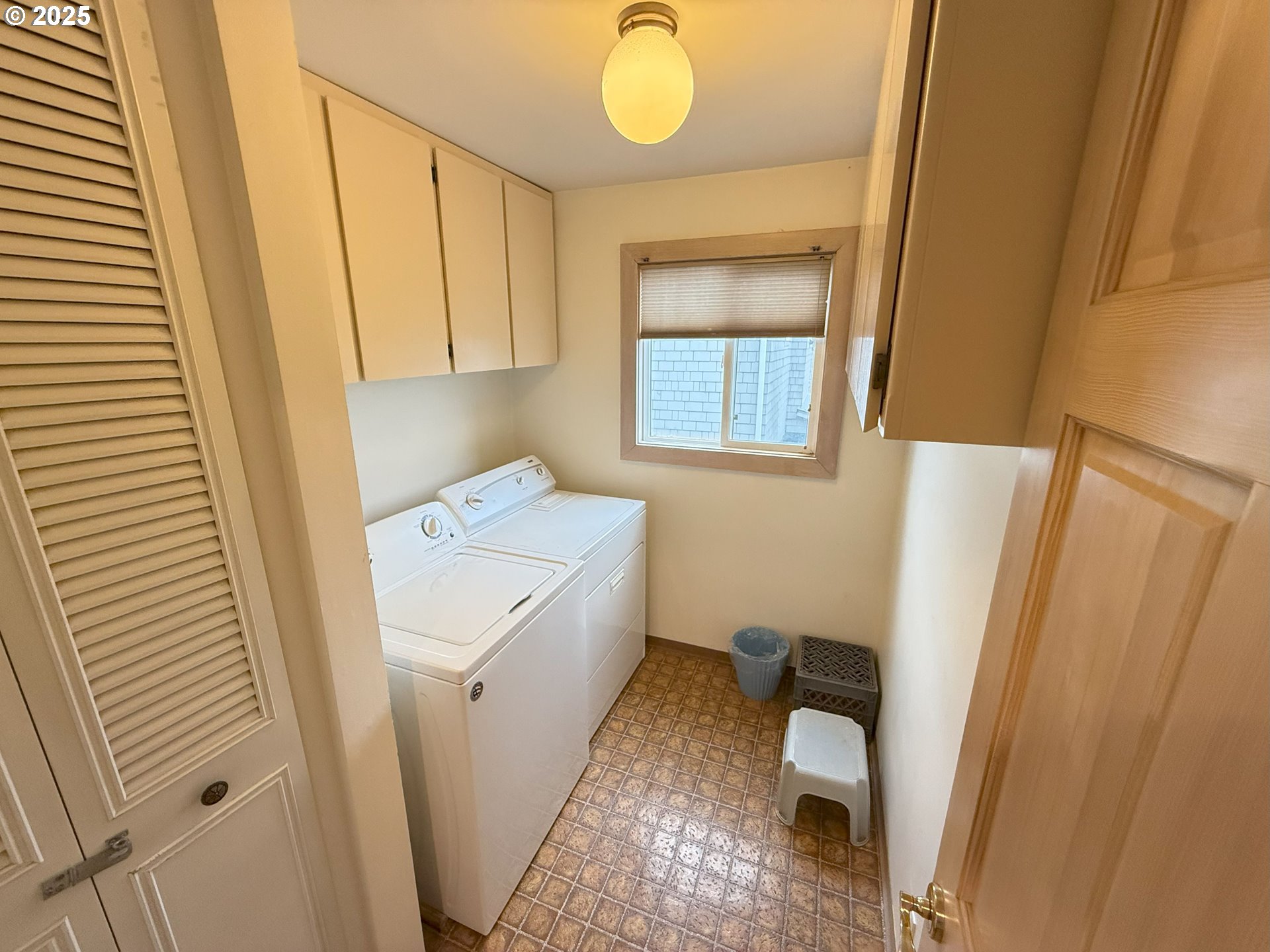 4529 Lookout Street Florence, OR 97439 - Photo 20 of 46 a bathroom with a sink and a toilet