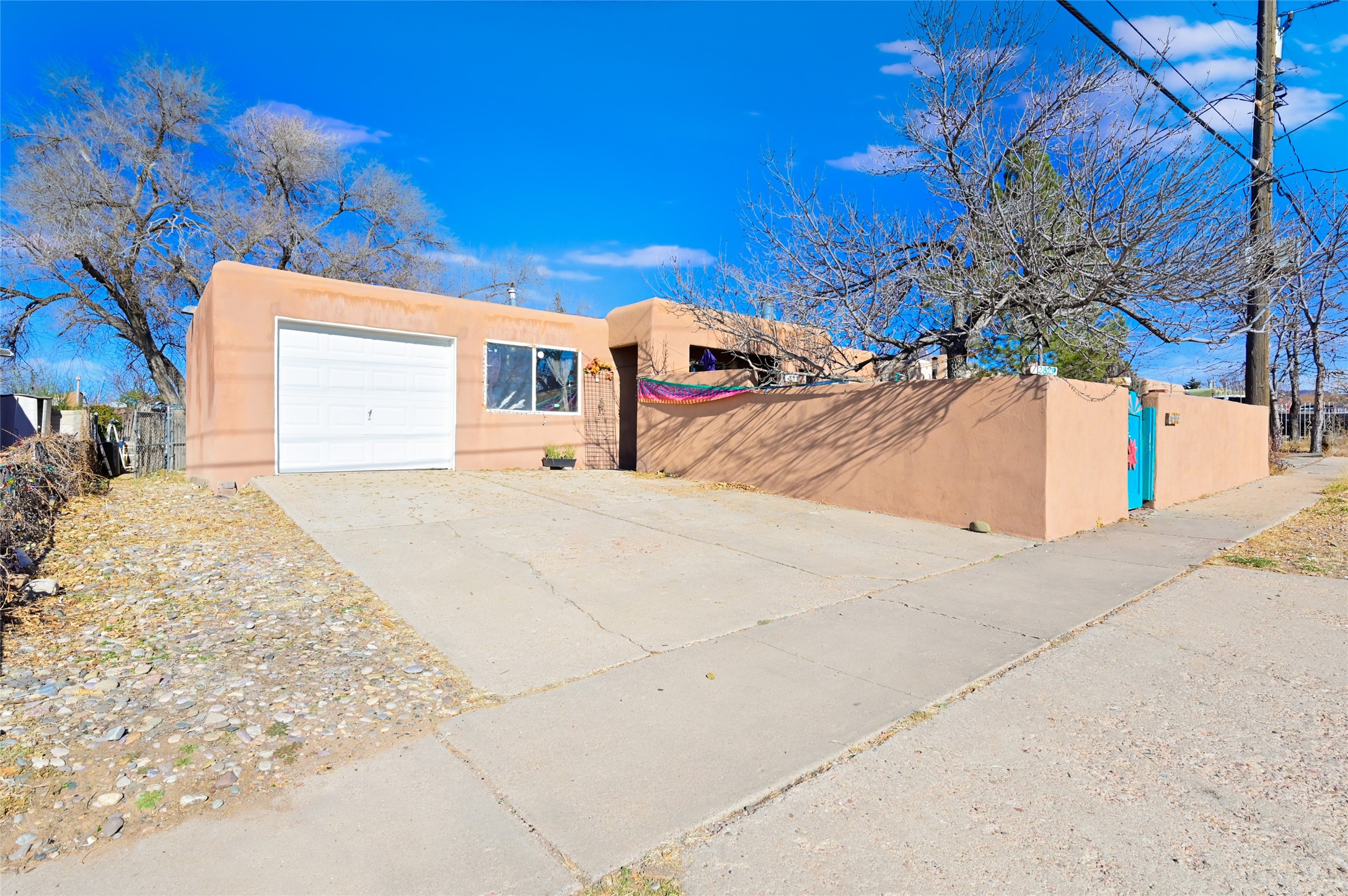 2829 Siringo Road Santa Fe, NM 87507 - Photo 3 of 18 driveway view