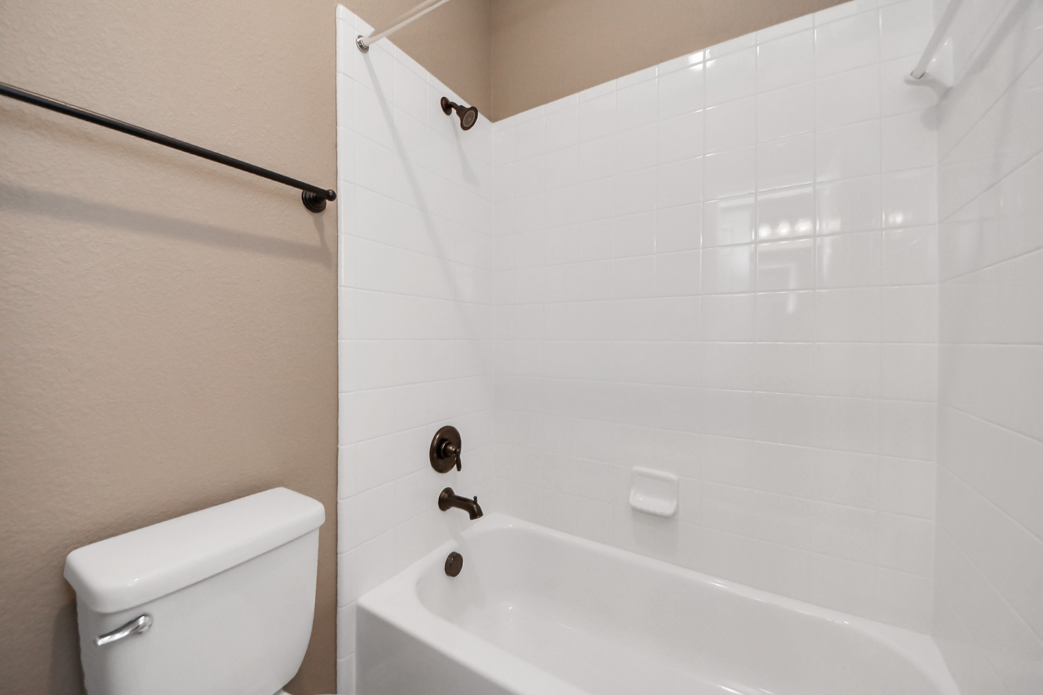 3115 Currant Drive Manvel, TX 77578 - Photo 37 of 48 Shared full bath for bedrooms 2 and 3 with tub/shower combo