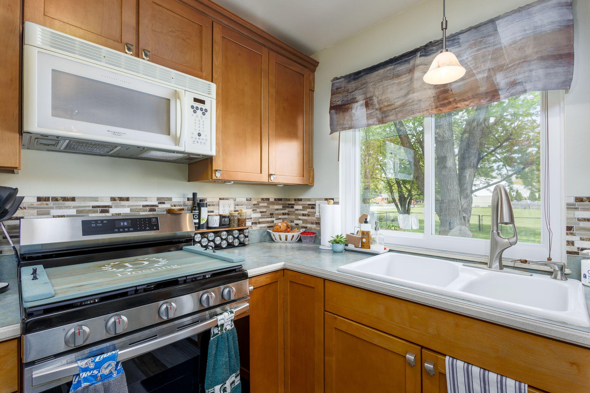 2458 Milverton Road Troy, MI 48083 - Photo 9 of 30 kitchen