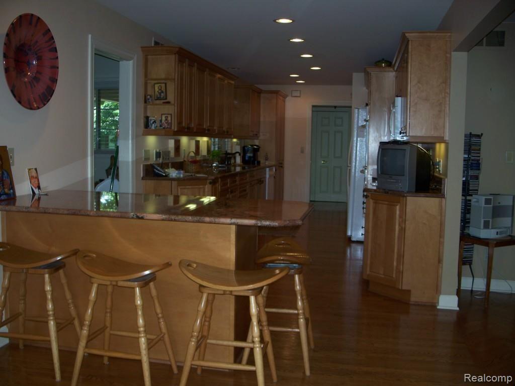 4718 Pickering Road Bloomfield Hills, MI 48301 - Photo 9 of 20 Breakfast Bar