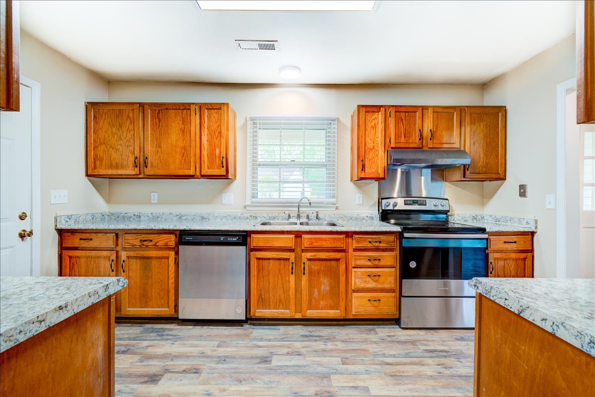 303 Hamlet Road Summerville, SC 29485 - Photo 6 of 16 303 Hamlet Rd Summerville (6 of 20)