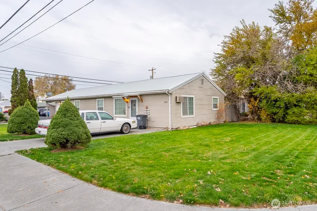 a view of a house with backyard and garden