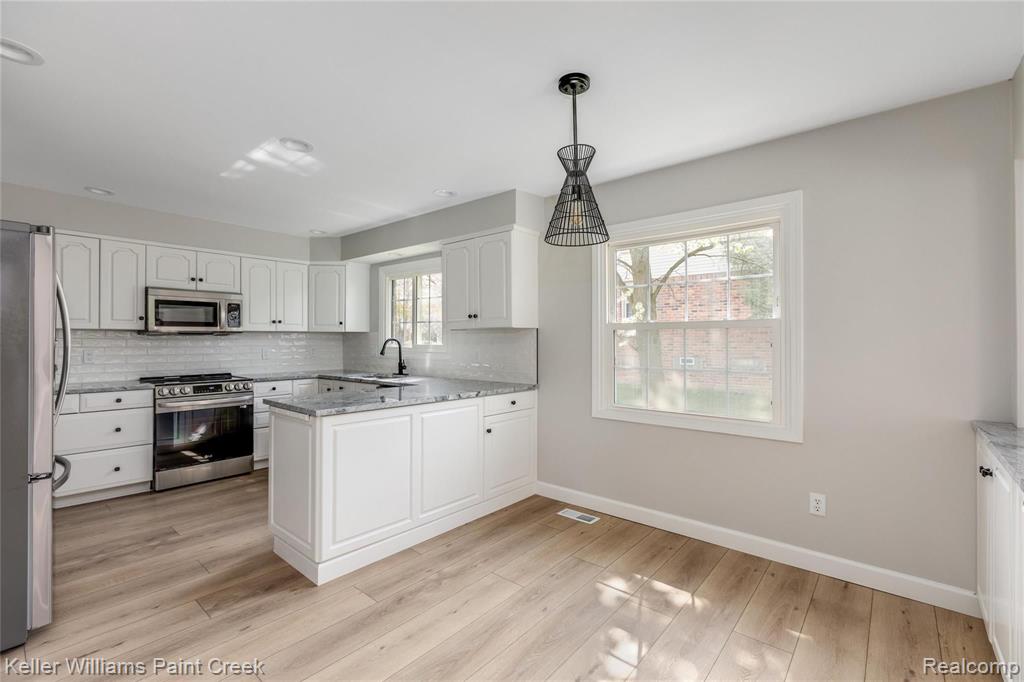 332 Lake Forest Road Rochester Hills, MI 48309 - Photo 16 of 48