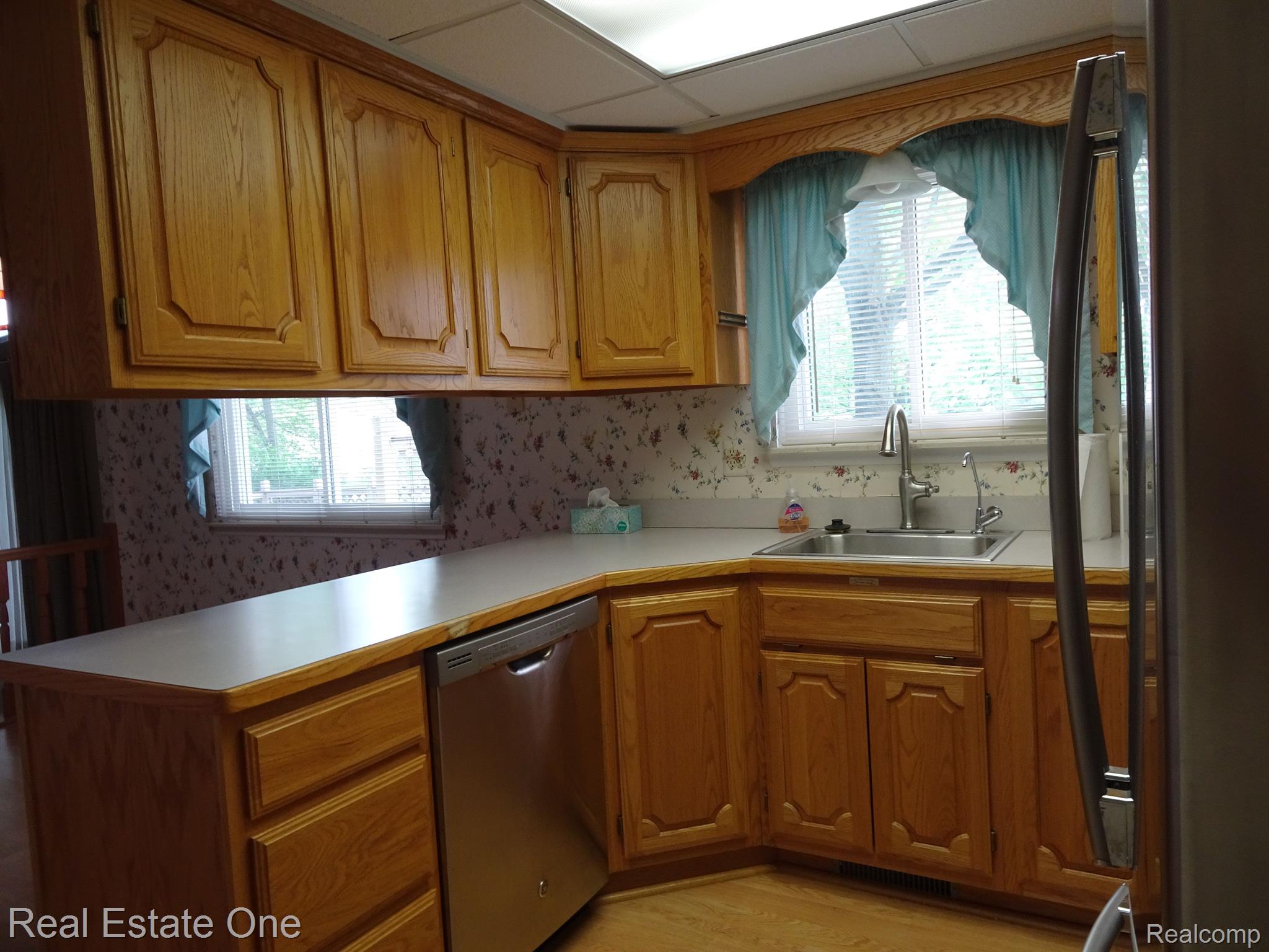 901 Downhill Lane Rochester, MI 48307 - Photo 6 of 23 Kitchen opens to breakfast nook