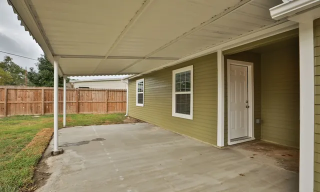 a view of an house with backyard and garden