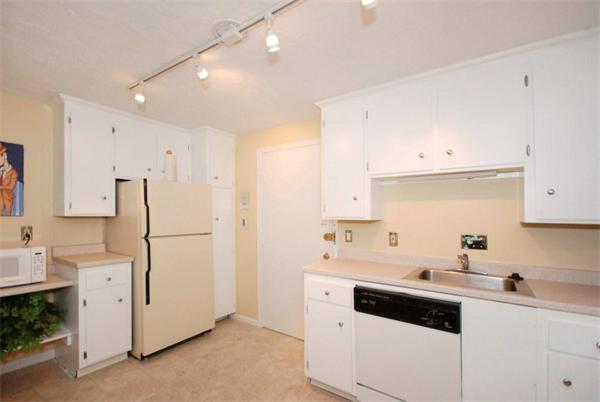 20 Hamilton Road, Unit 301 Arlington, MA 02474 - Photo 6 of 13 Gallery Image 6