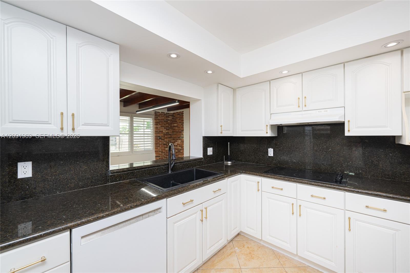 4710 West Park Road Hollywood, FL 33021 - Photo 10 of 56 Kitchen/w Opening to Family Room