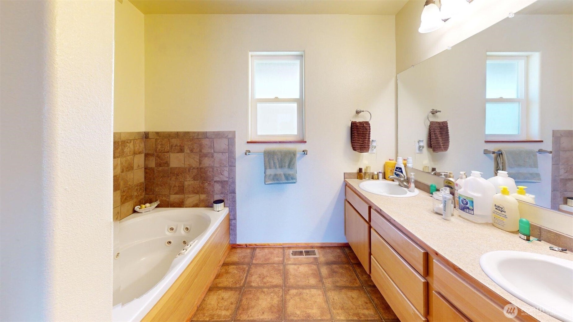 1811 Pine Creek Road Tonasket, WA 98855 - Photo 11 of 38 a bathroom with a tub sink and mirror