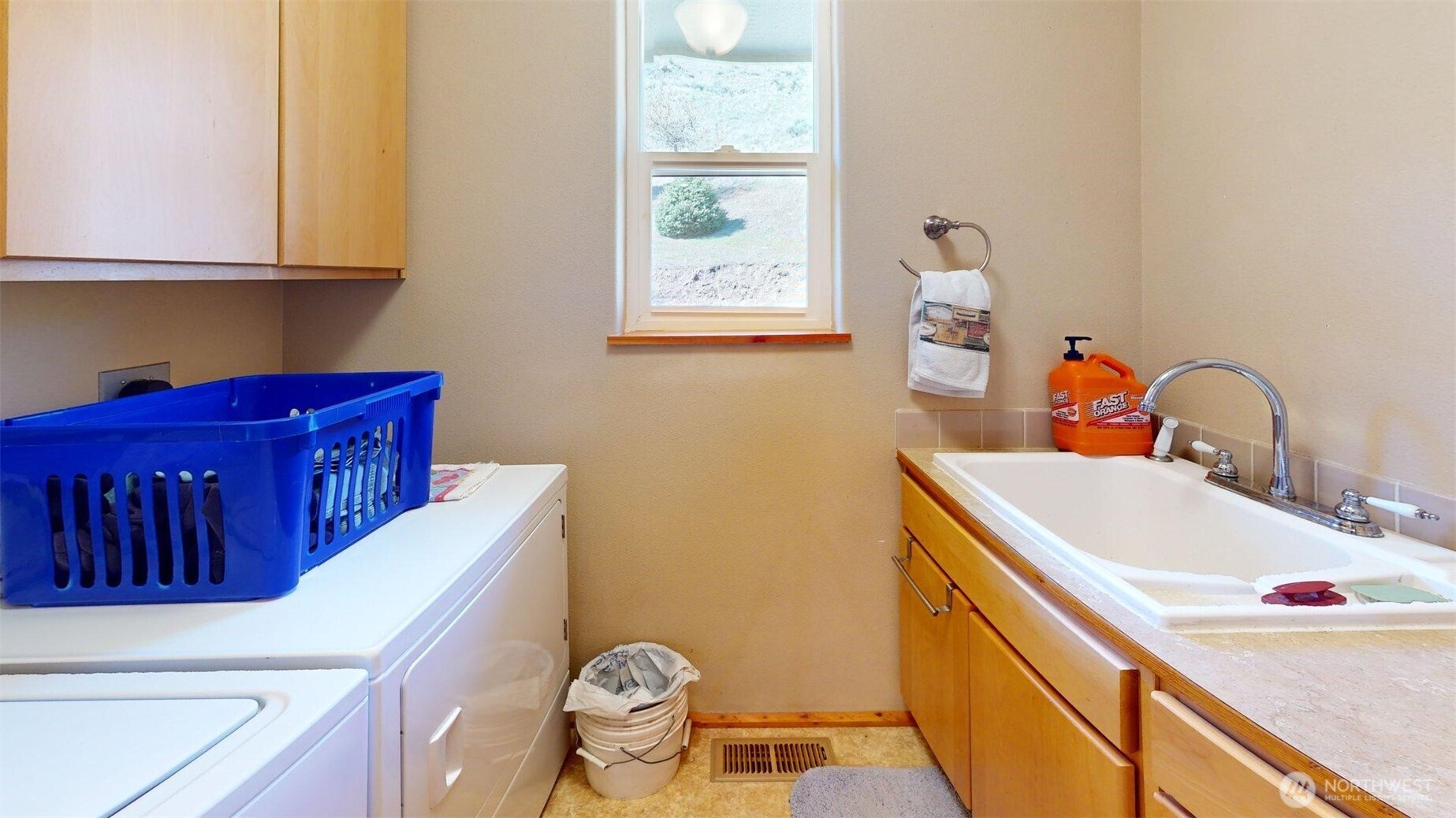 1811 Pine Creek Road Tonasket, WA 98855 - Photo 15 of 38 a bathroom with a sink a toilet and bathtub