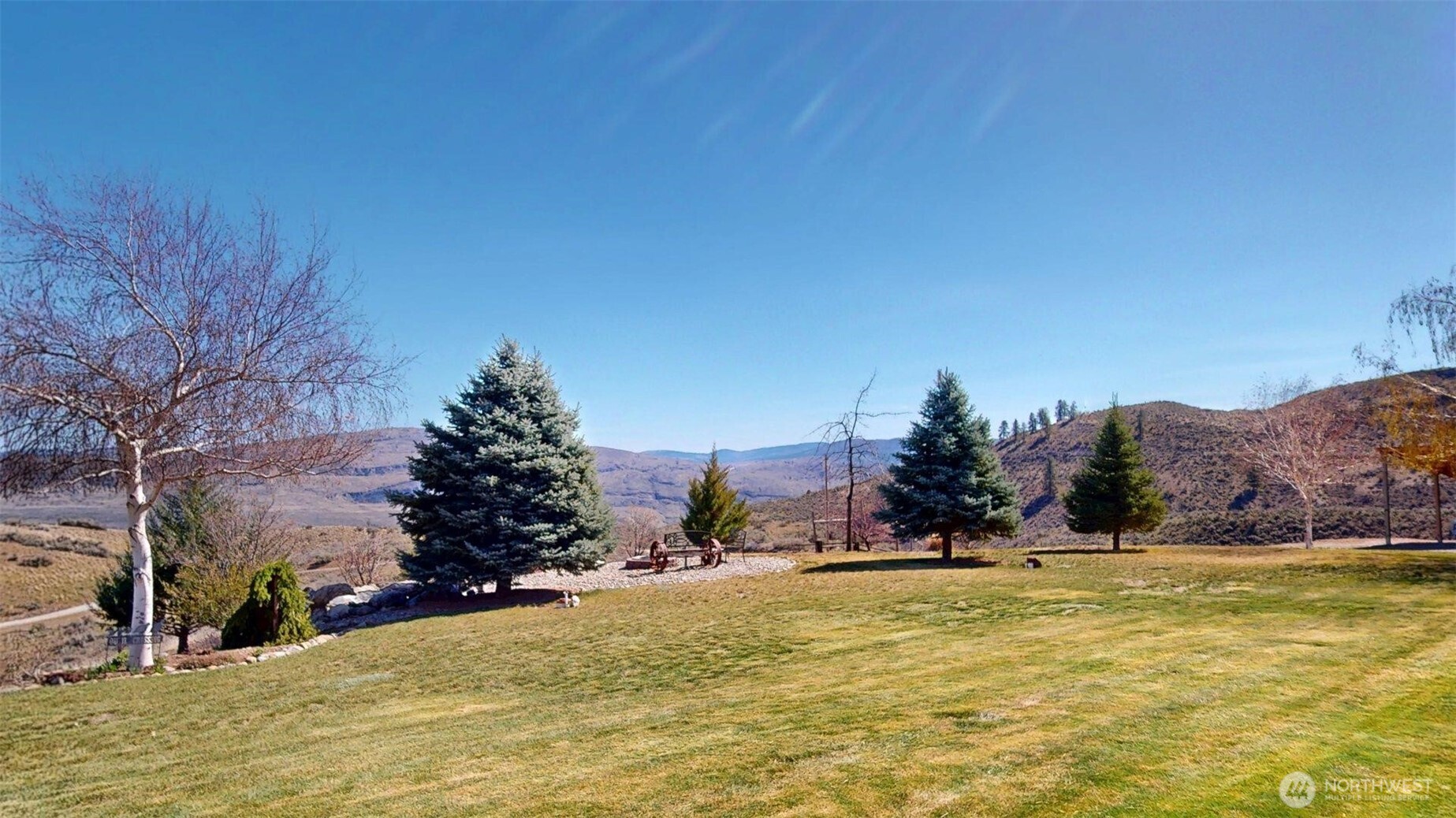 1811 Pine Creek Road Tonasket, WA 98855 - Photo 20 of 38 a view of swimming pool with mountain view