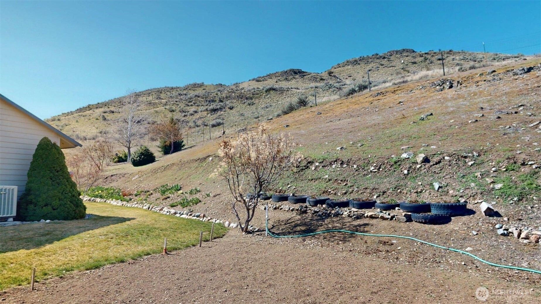 1811 Pine Creek Road Tonasket, WA 98855 - Photo 21 of 38 a view of a backyard of the house