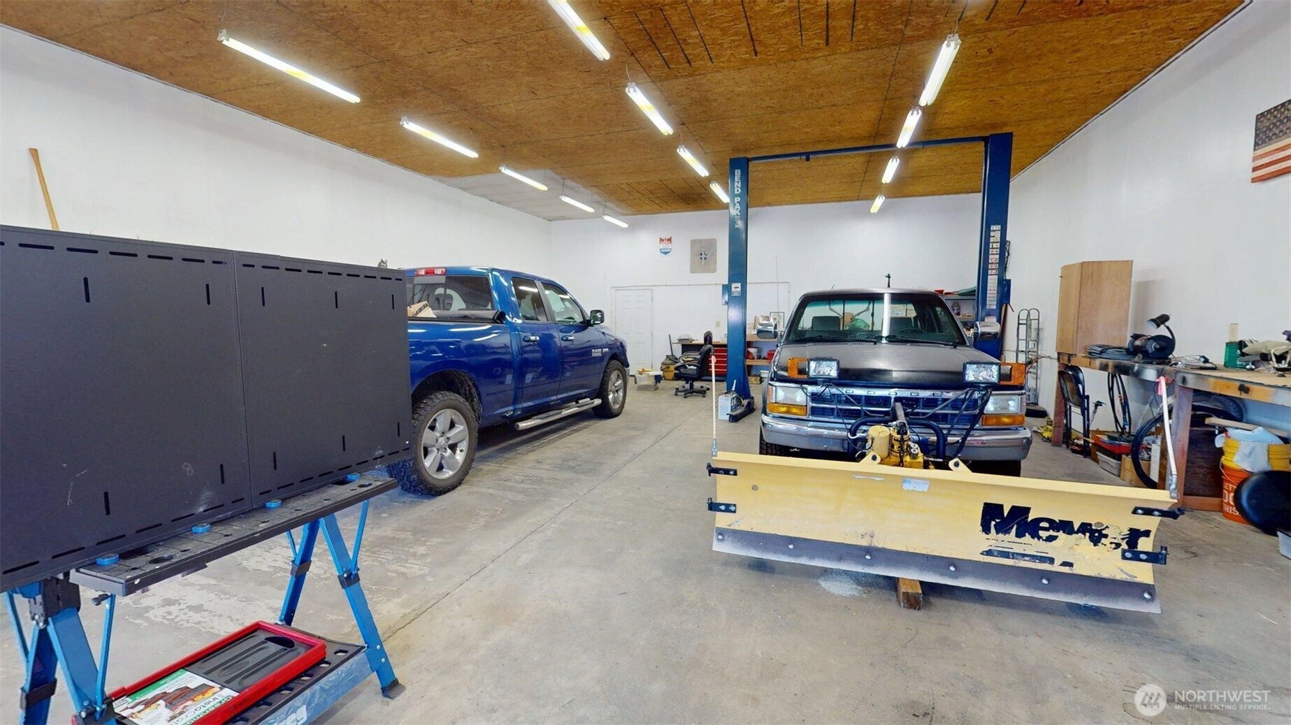 1811 Pine Creek Road Tonasket, WA 98855 - Photo 30 of 38 a living room with furniture gym equipment and a flat screen tv