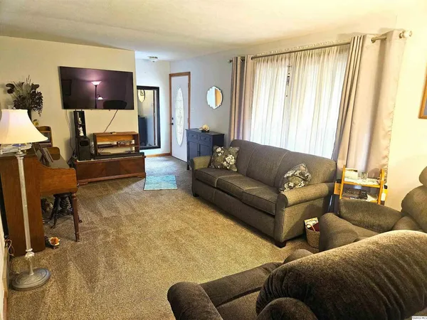 $185,000 | 2025 West Hilltop Drive, Quincy, IL 62305