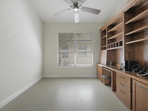 a room with a air conditioner vent and a ceiling fan