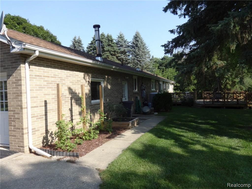 2705 Hubert Road Brighton, MI 48114 - Photo 2 of 20 image.jpg