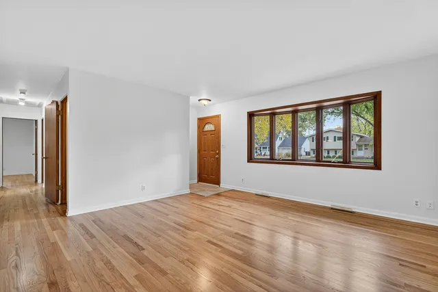 $329,900 | 310 2nd Court, Crystal Lake, IL 60014