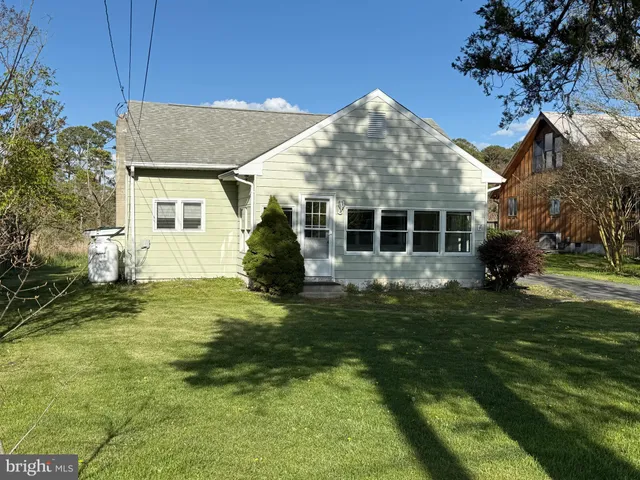 a view of a house with a backyard