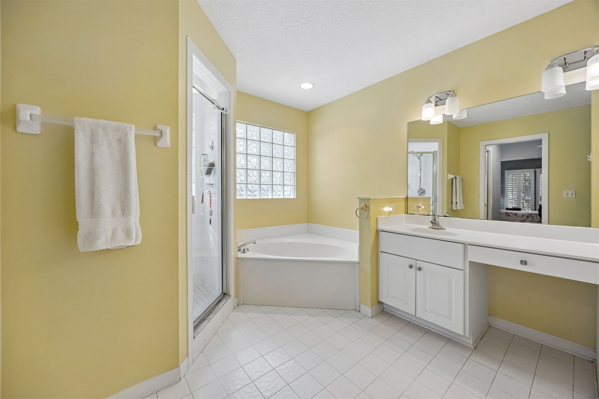 95406 Captains Way Fernandina Beach, FL 32034 - Photo 17 of 51 The ensuite bath is spacious in scale, with large vanity ...