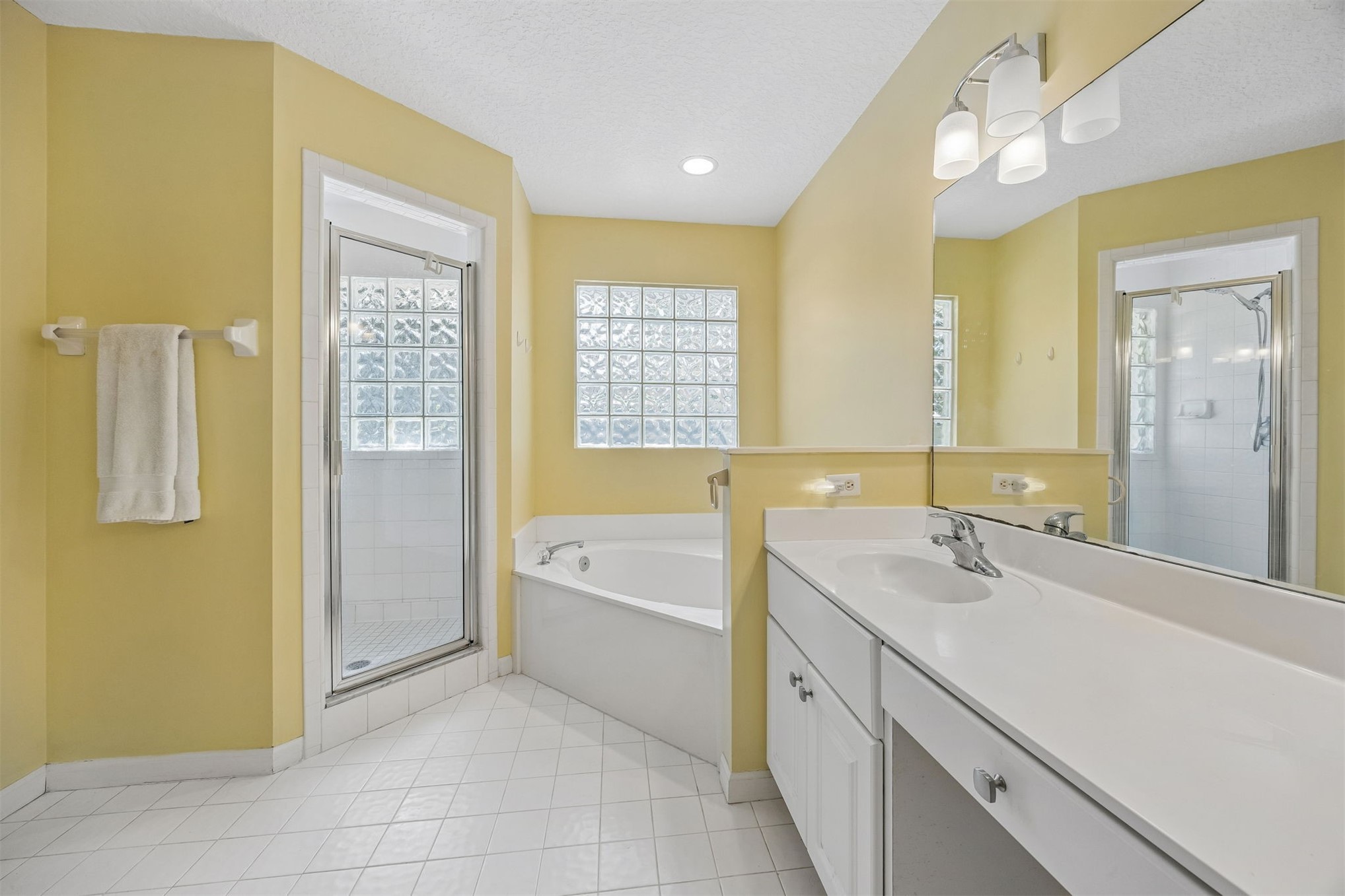 95406 Captains Way Fernandina Beach, FL 32034 - Photo 19 of 51 ... and separate shower.