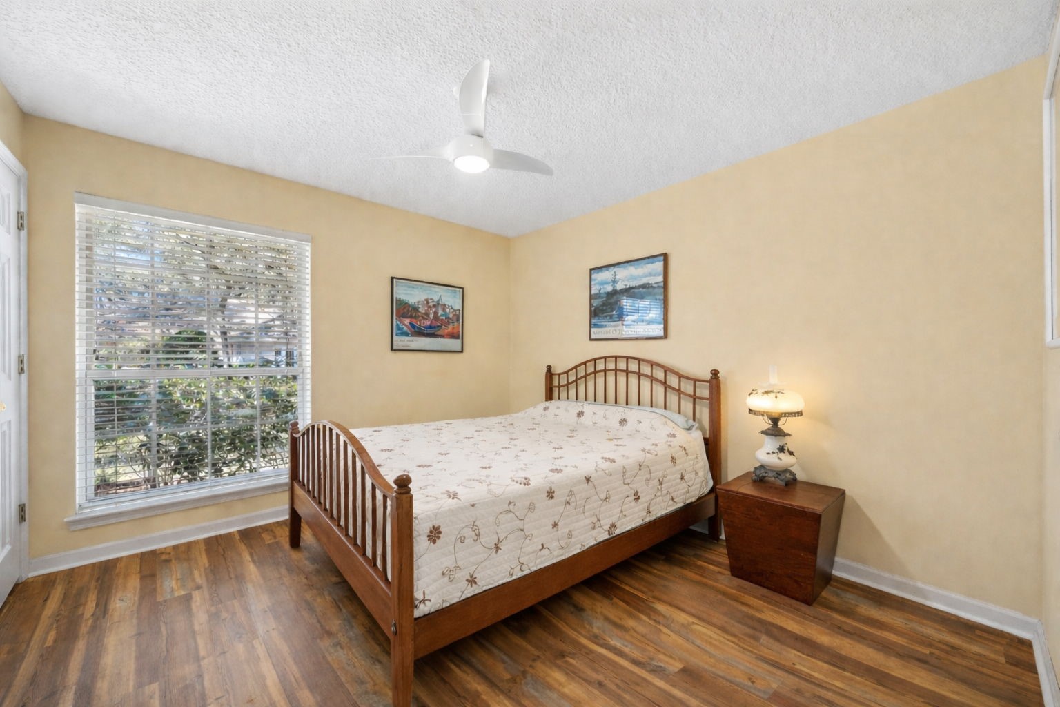 95406 Captains Way Fernandina Beach, FL 32034 - Photo 20 of 51 A bright, well-sized guest bedroom offers comfort for family and visitors alike.