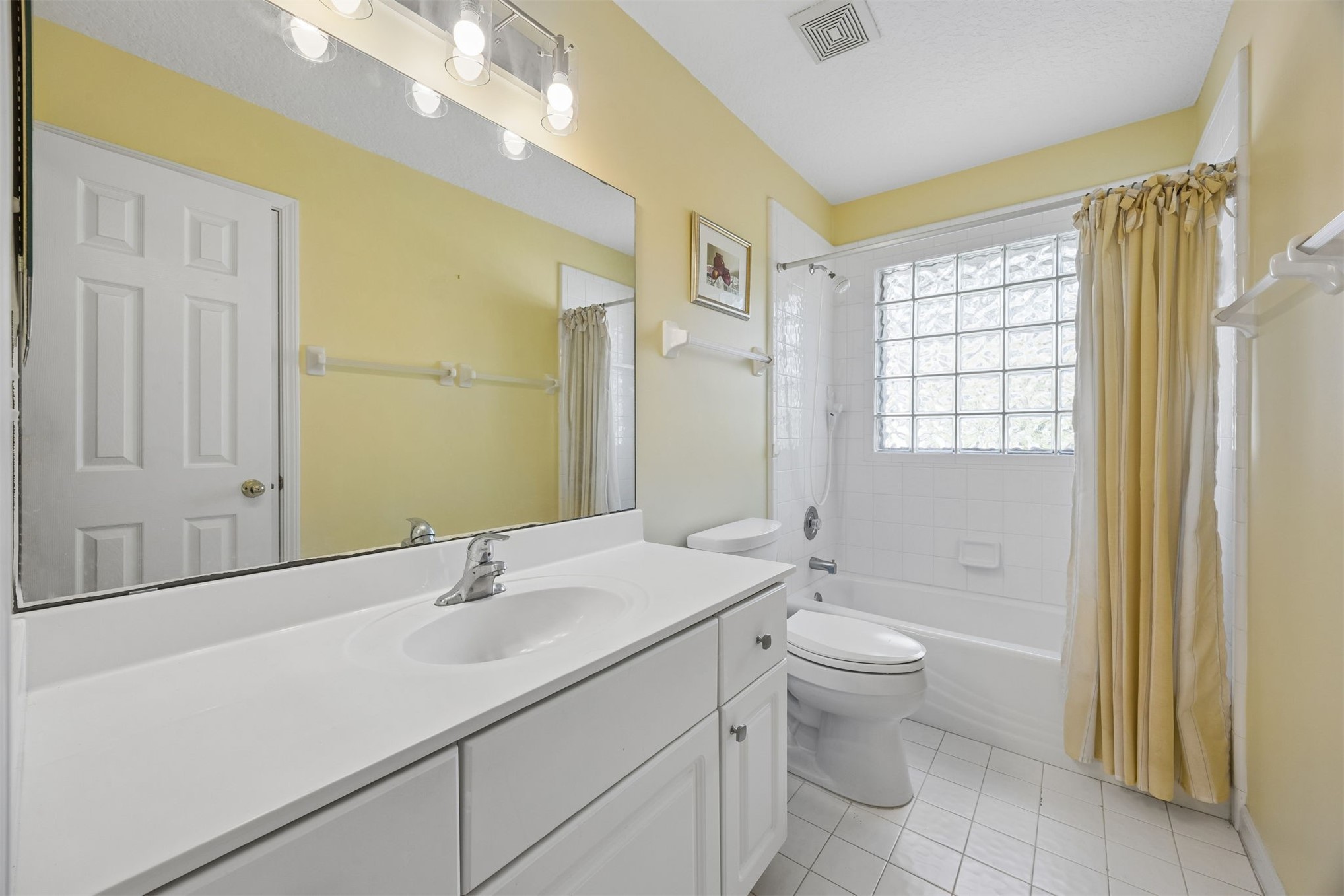 95406 Captains Way Fernandina Beach, FL 32034 - Photo 21 of 51 The guest bath is neatly arranged and conveniently located for everyday use.