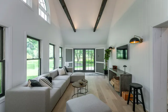 a view of a front of house with a yard