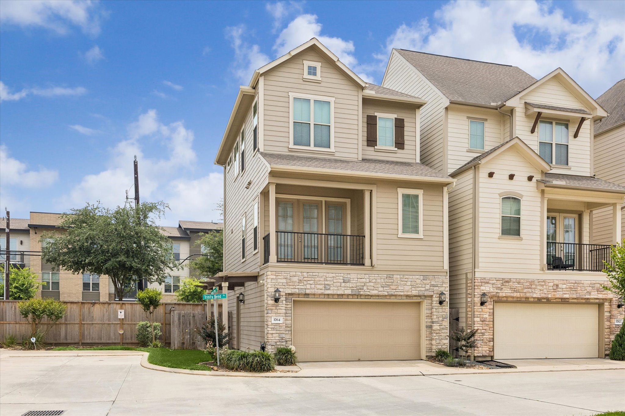 Welcome home to 1764 Trinity Bend located in the gated private community of Knoll Park. This home is the perfect lock and leave for busy travelers or for those looking to downsize or purchasing for first time. Great location with easy access to I-10 and shopping and dining.