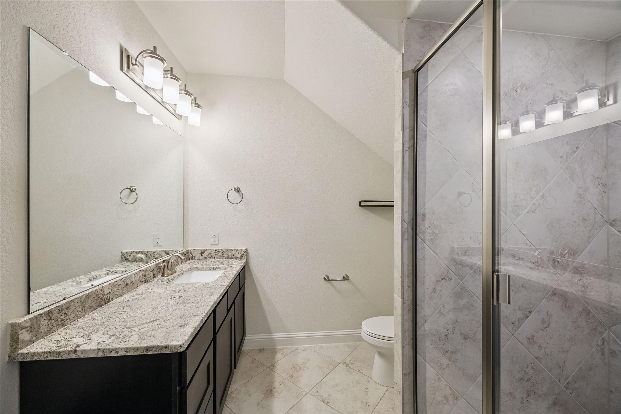 1764 Trinity Bend Drive Houston, TX 77080 - Photo 6 of 25 Ensuite bath for the first floor bedroom.