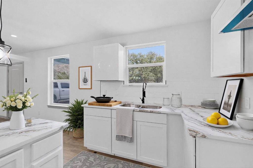 5650 Forney Road Dallas, TX 75227 - Photo 15 of 39 a view of living room with furniture and mirror