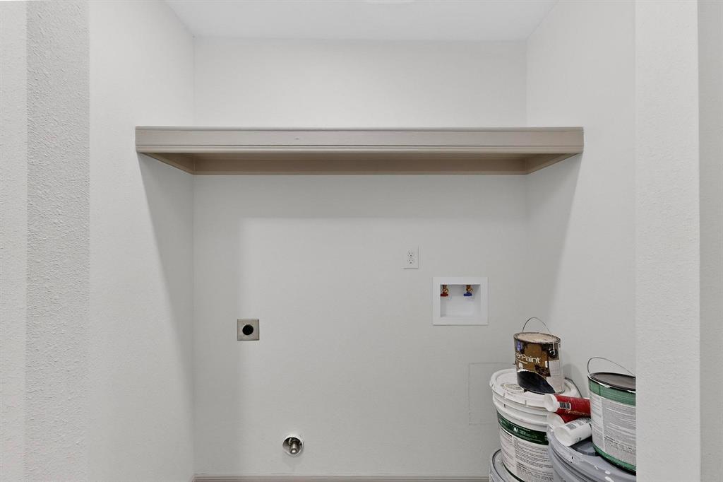 5650 Forney Road Dallas, TX 75227 - Photo 35 of 39 a bathroom with a bathtub