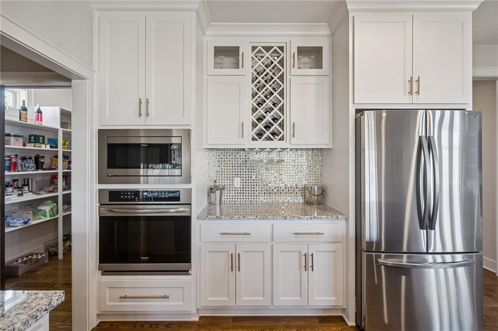 2500 Northwest Riverview Drive Riverside, MO 64150 - Photo 13 of 40