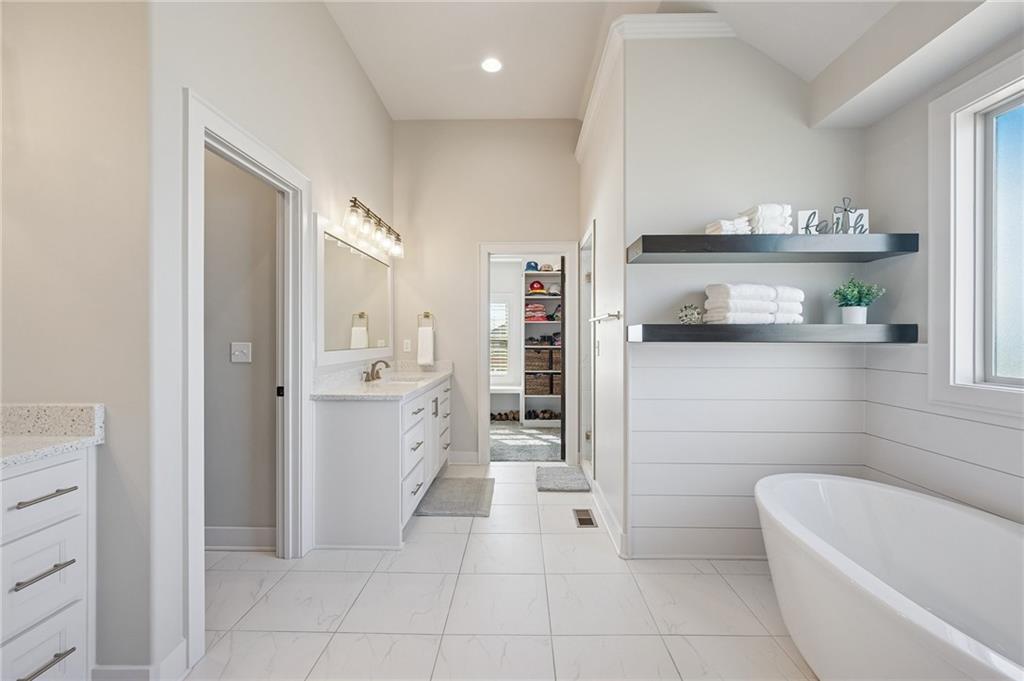 2500 Northwest Riverview Drive Riverside, MO 64150 - Photo 19 of 40