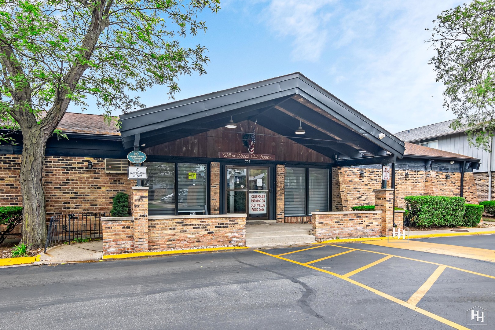 940 East Old Willow Road, Unit 206 Prospect Heights, IL 60070 - Photo 17 of 25 a view of a patio with a table and chairs under an umbrella