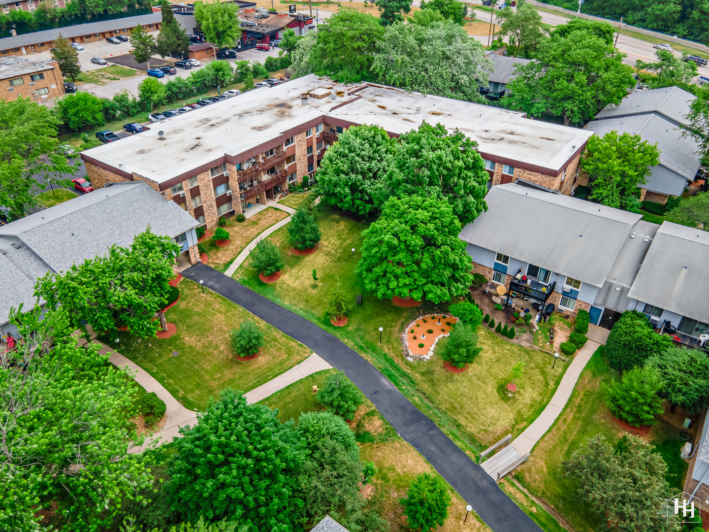 940 East Old Willow Road, Unit 206 Prospect Heights, IL 60070 - Photo 21 of 25 an aerial view of an buildings and street