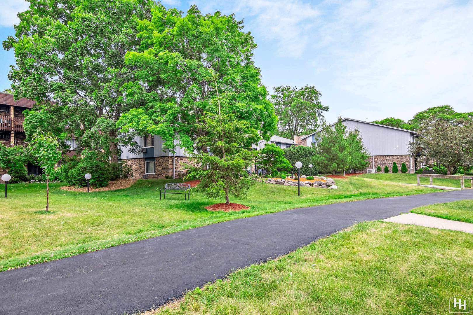 940 East Old Willow Road, Unit 206 Prospect Heights, IL 60070 - Photo 24 of 25 a view of a backyard with large trees