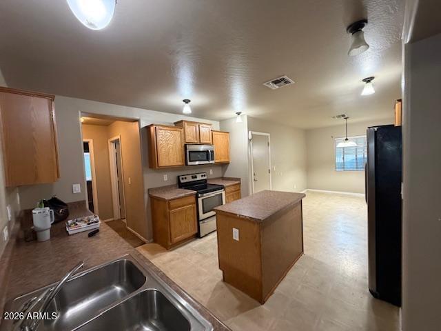 307 South Carter Ranch Road Coolidge, AZ 85128 - Photo 3 of 17 a kitchen with refrigerator and sink